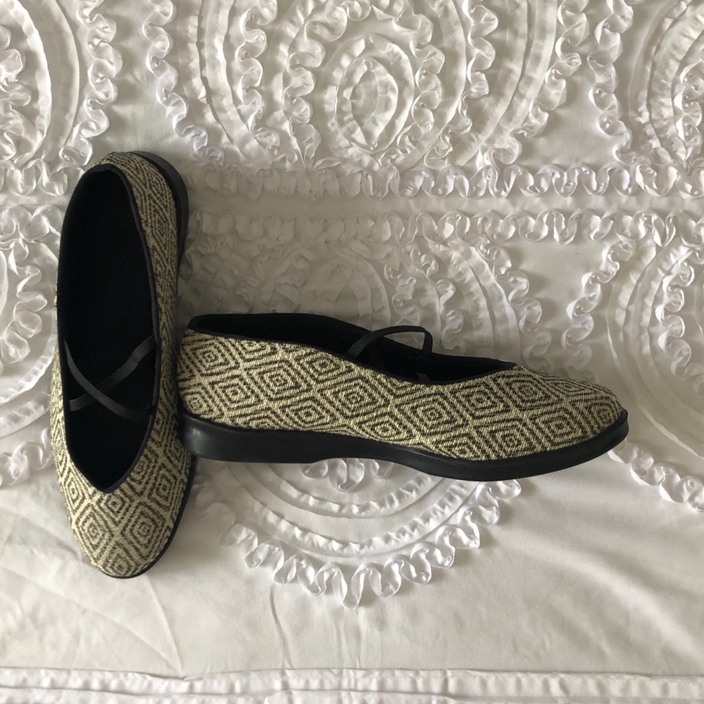 SHOES 👠 Apropos size 6 slip on shoes